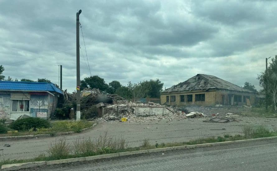 <em>Архівне фото. <a href="https://pokrovsk.news/news/view/pro-situatsiyu-v-grodivskij-gromadi-rozvoviv-ochilnik-vijskovoi-administratsii-volodimir-rudenko">pokrovsk.news</a>. Руйнації у Гродівській громаді. </em>