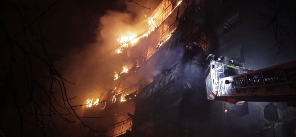 Более 8 часов тушили пожар в Краматорске после попадания дрона в многоэтажку 1 декабря (видео)