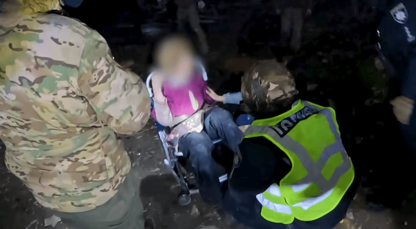 У поліції показали перші хвилини після вчорашніх влучань по будинках у Слов'янську (відео)