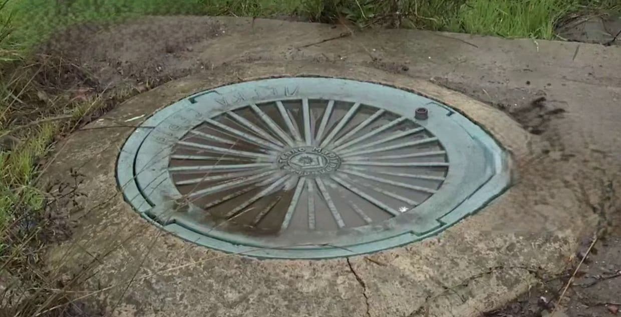 <em>Каналізаційний люк в окупованому Маріуполі. Фото з відкритих джерел</em>