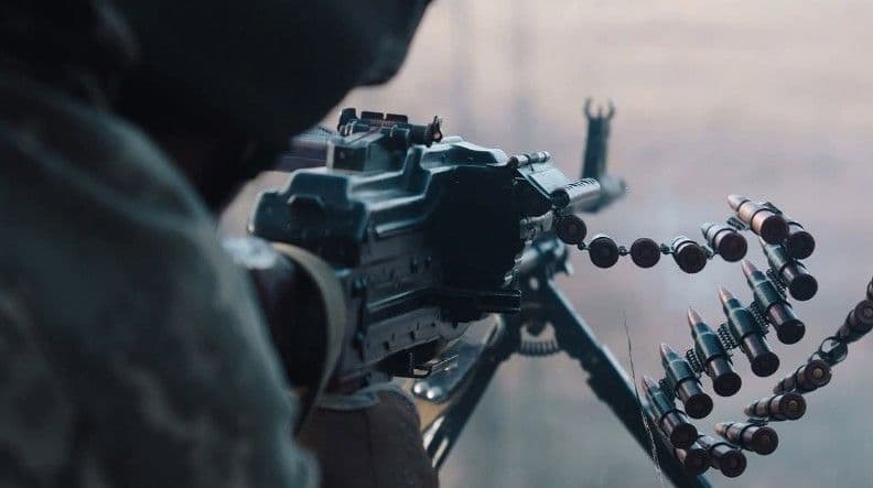 <em>Стріляє кулеметник. Фото: Генштаб ЗСУ</em>