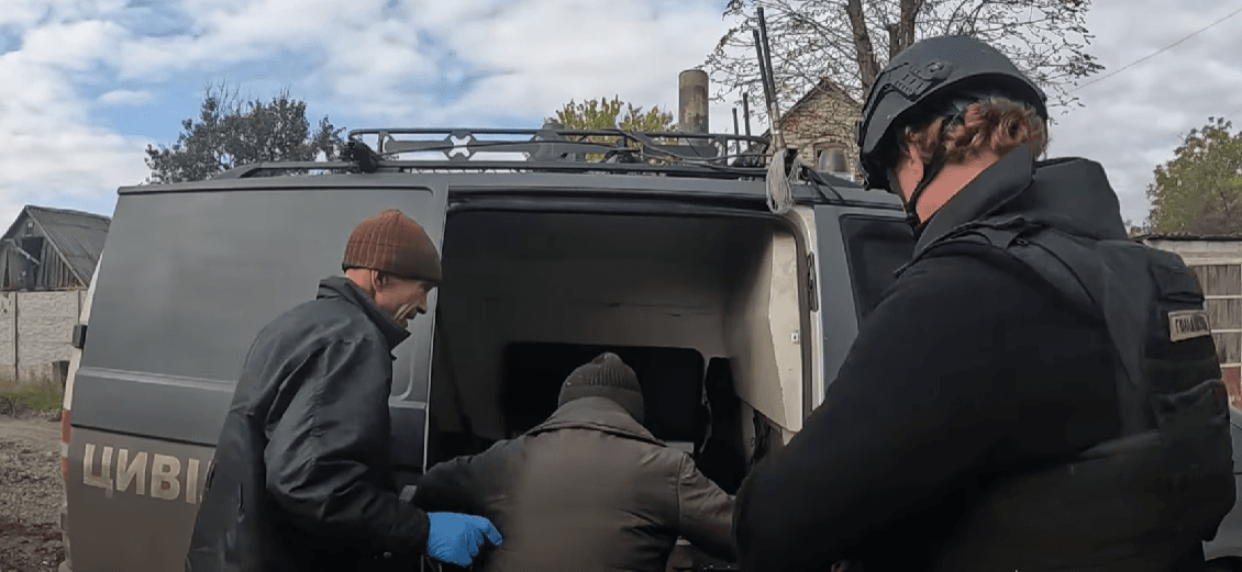 "Белые ангелы" вывезли из Константиновки живых и мертвых горожан: подробности (видео)