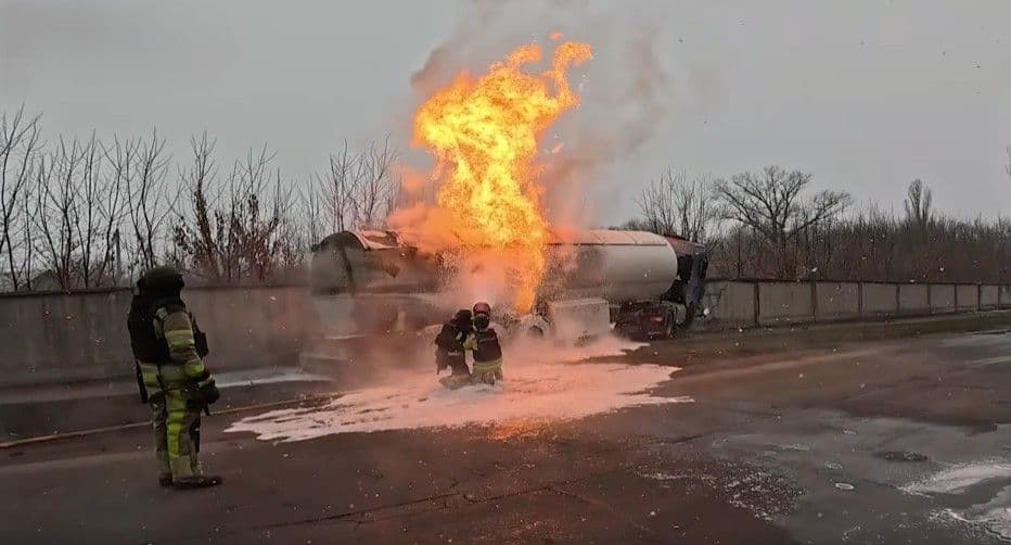 Росіяни атакували Дружківку авіабомбами та дронами: горіла автоцистерна, пошкоджені будинки (відео)