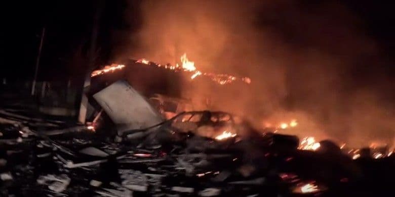 Ворожий обстріл призвів до пожежі в житловому будинку в Краматорську (відео)