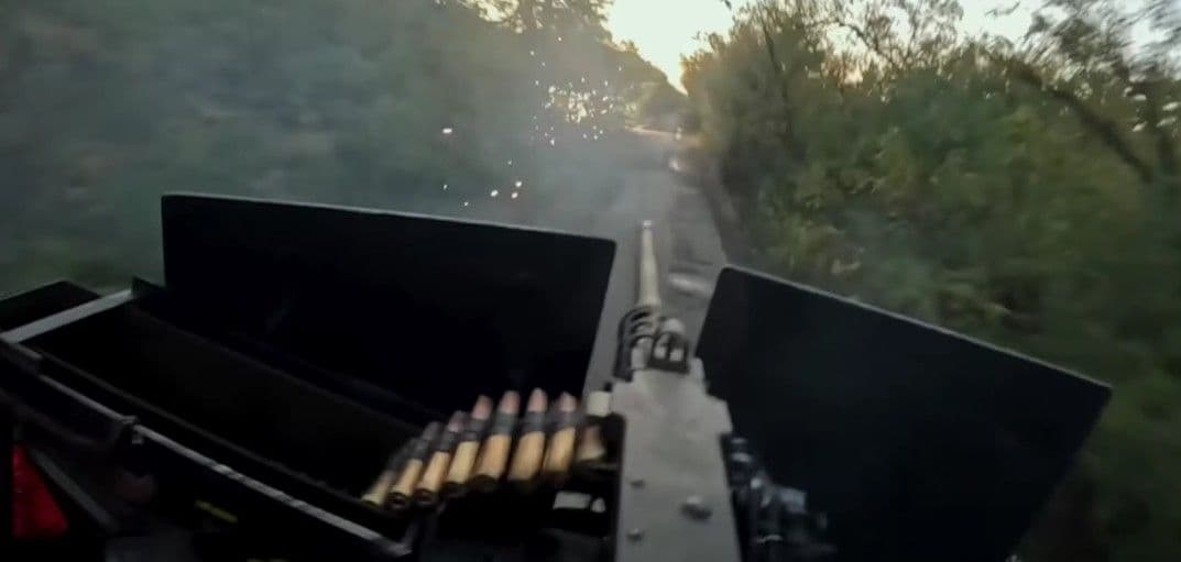 <em>Стріляє кулемет. Скриншот з відео 3 АК ЗСУ та ГУР МОУ</em>