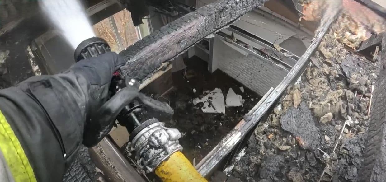 Унаслідок дронового удару виникла пожежа житлового будинку в Краматорську (відео)