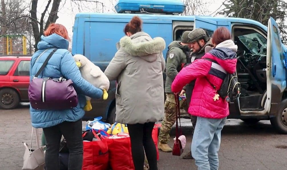 З прифронтової Дружківки евакуювали сім'ю з 3 дітьми, біля будинку якої вибухнув російський снаряд (відео)