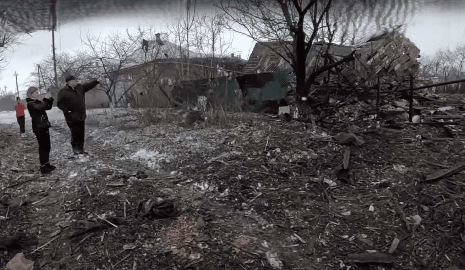 В Славянске спасатели и полицейские достали женщину из-под завалов дома (видео)