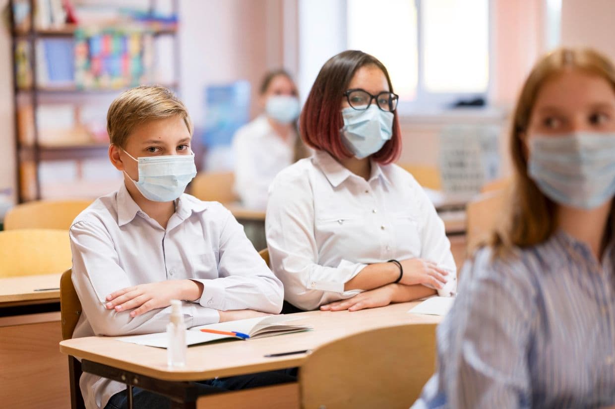 <em>Школьники в медицинских масках. Фото: Freepik</em>