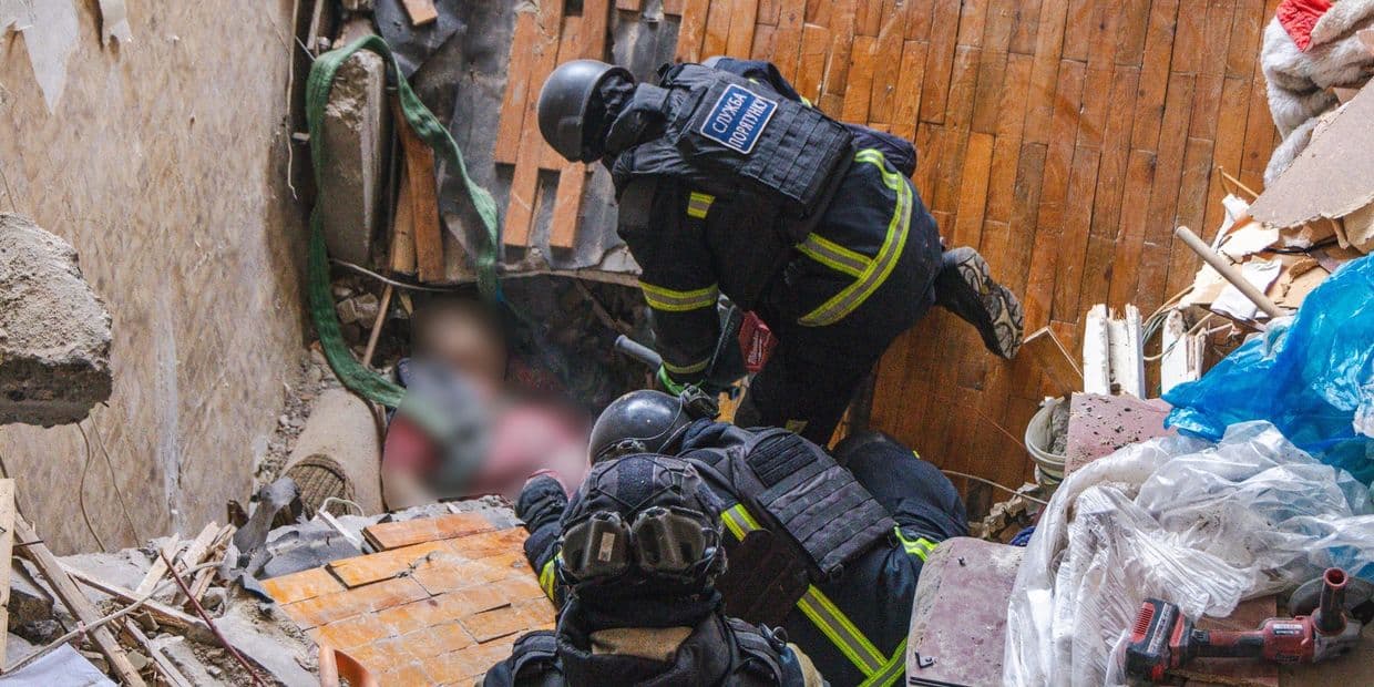 В Краматорске завершили поисково-спасательные работы: из-под завалов извлекли тело погибшей женщины (фото, видео)