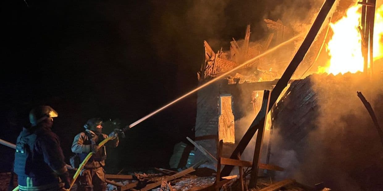 Огнеборцы показали, как гасили пожары после вчерашних авиаударов по Славянску (фото, видео)