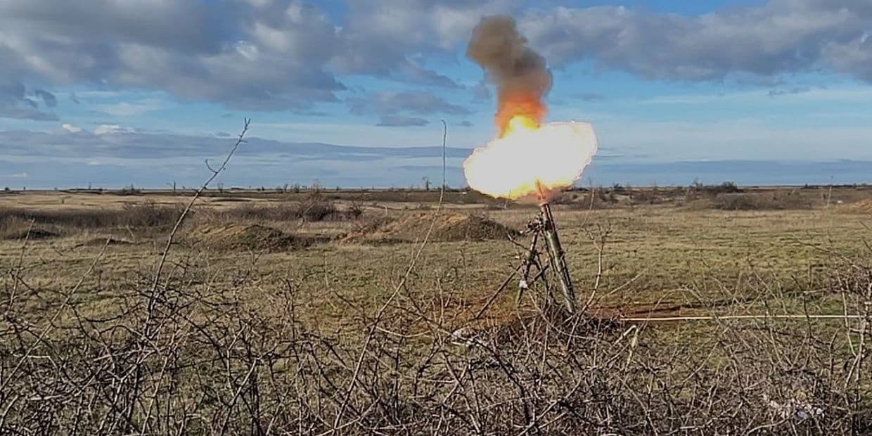 <em>Стріляє міномет. Фото: ОК "Південь"</em>