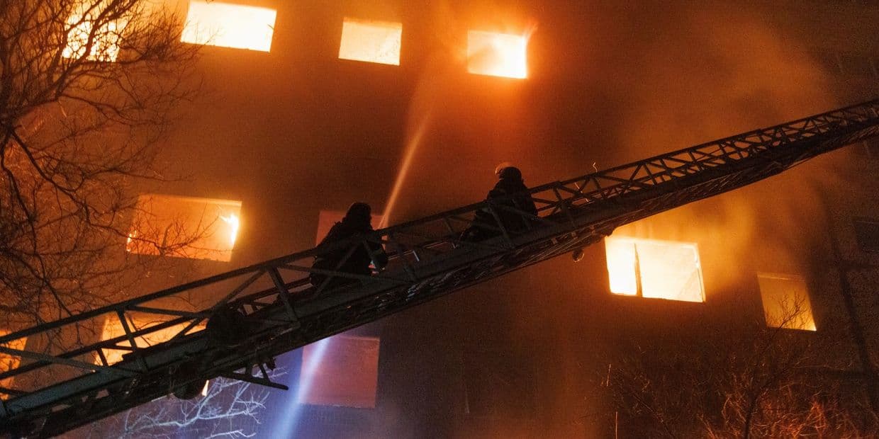 <em>Ліквідація наслідків російського удару по Краматорську 1 грудня 2025 року. Фото: ДСНС Донеччини</em>