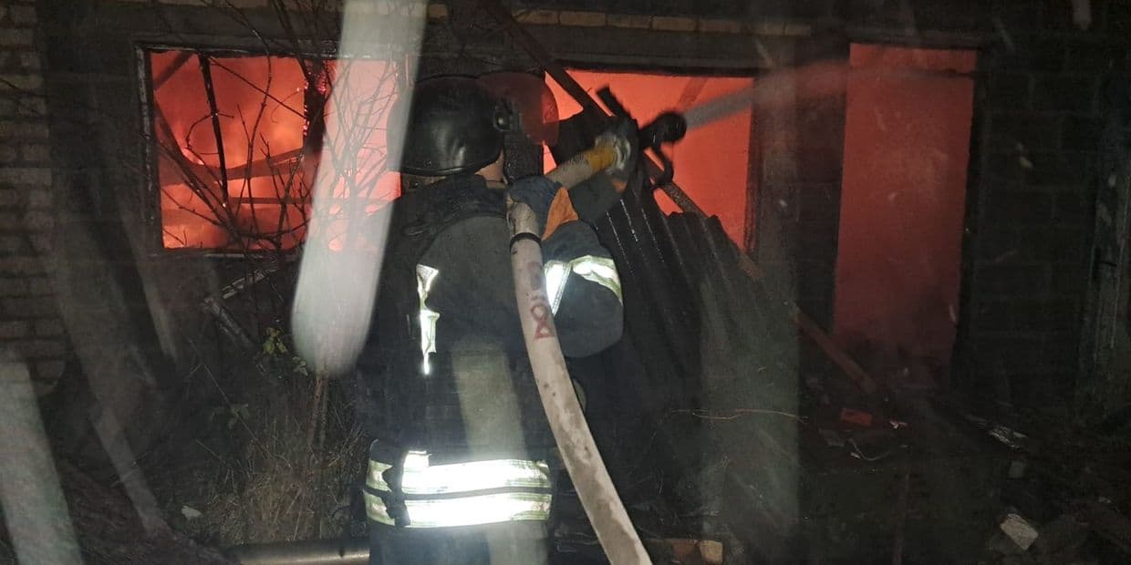 Вогнеборці гасили пожежі у Слов'янську та Новоселівці, що виникли через російські обстріли (фото, відео)