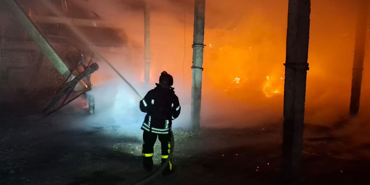 В результате российского обстрела Александровской громады огнеборцы ликвидировали масштабный пожар (фото)