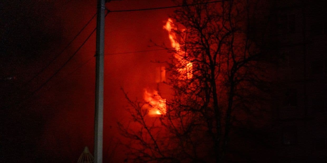 У поліції показали рятування літньої жінки з-під завалів багатоповерхівки у Краматорську (відео)