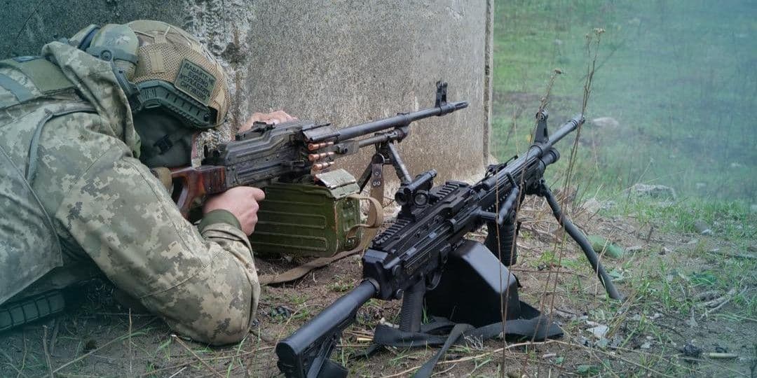 <em>Стріляє кулеметник. Фото: 38-та окрема бригада морської піхоти ім. гетьмана Петра Сагайдачного</em>