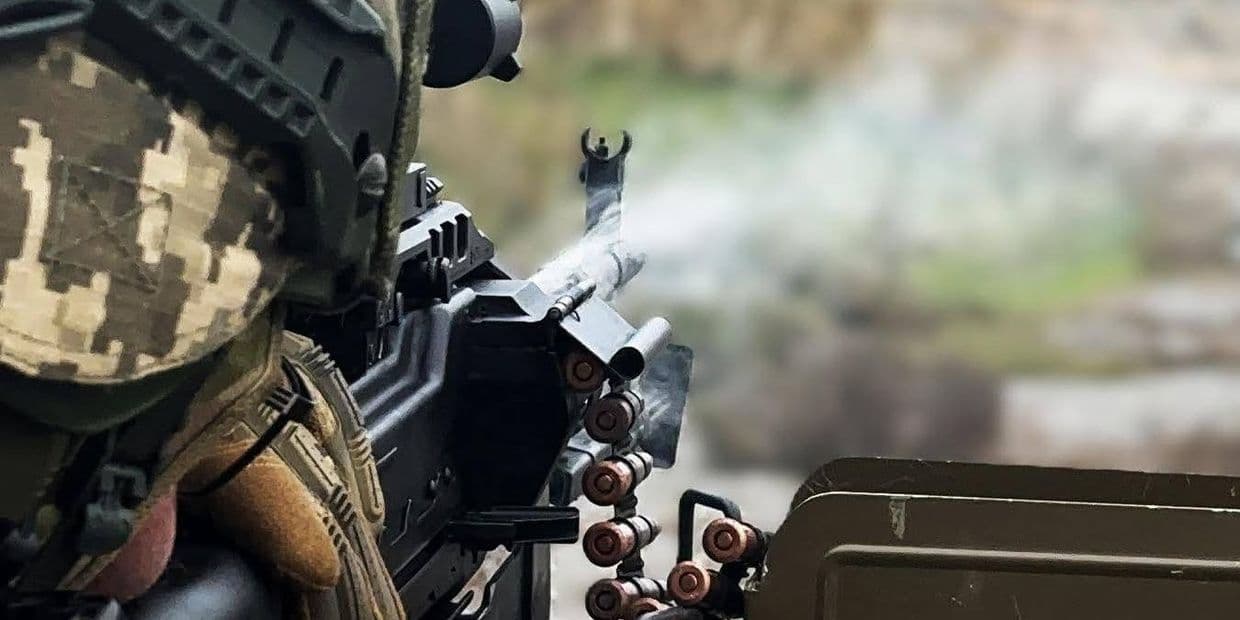 <em>Стреляет украинский пулеметчик. Фото: 122 ОБрТрО</em>