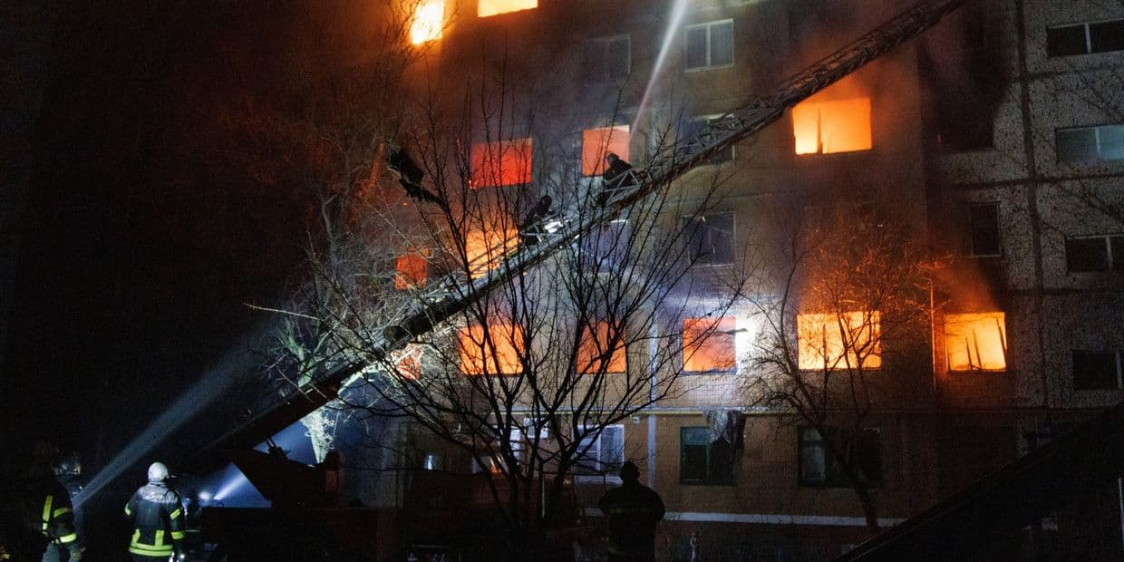 У наслідок російського удару по Краматорську горіла 9-поверхівка: вогнеборці врятували 5 людей (фото)