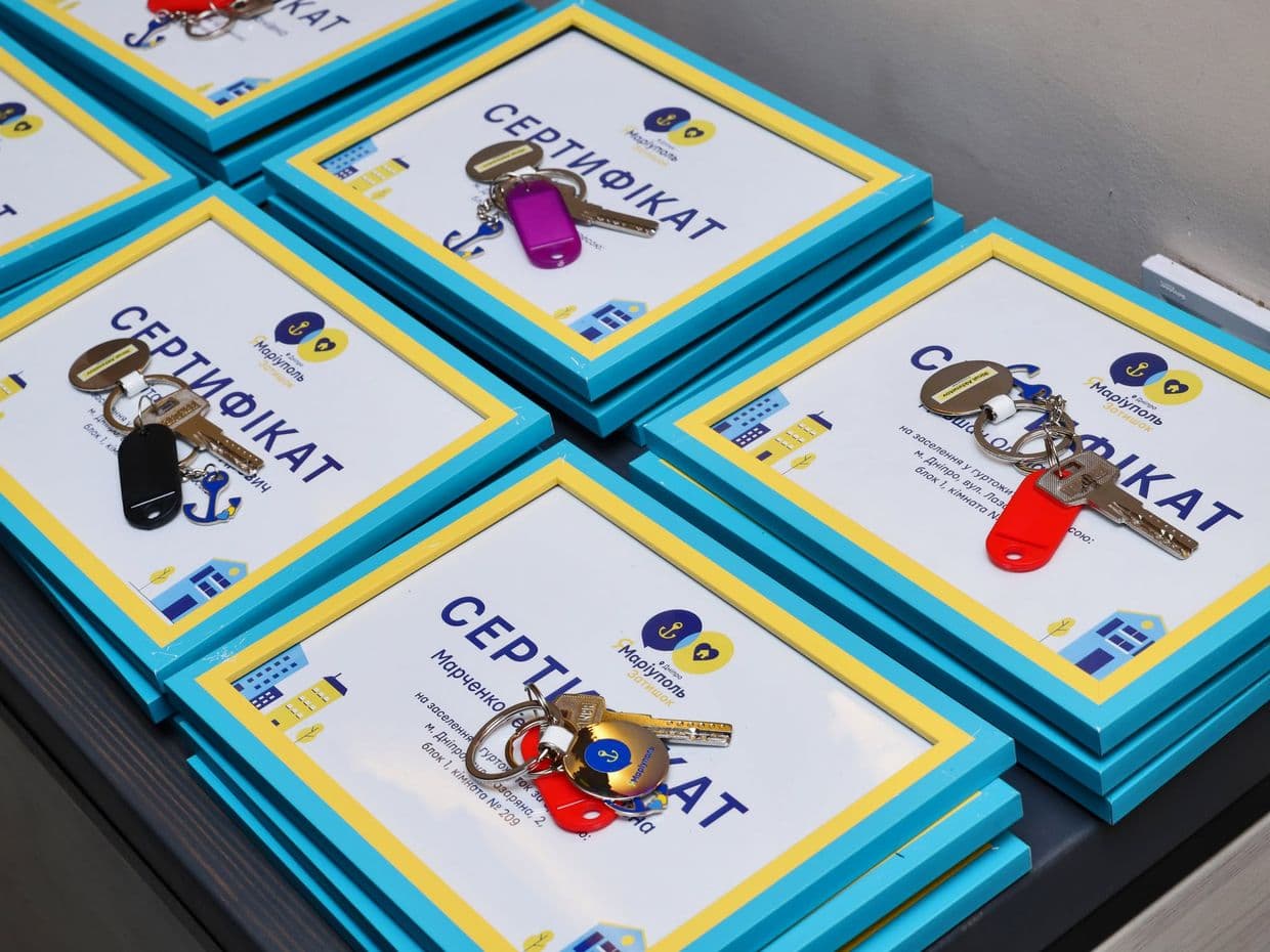 Ключи от смарт-квартир в Днепре получила еще 21 семья переселенцев из Мариуполя (фото)