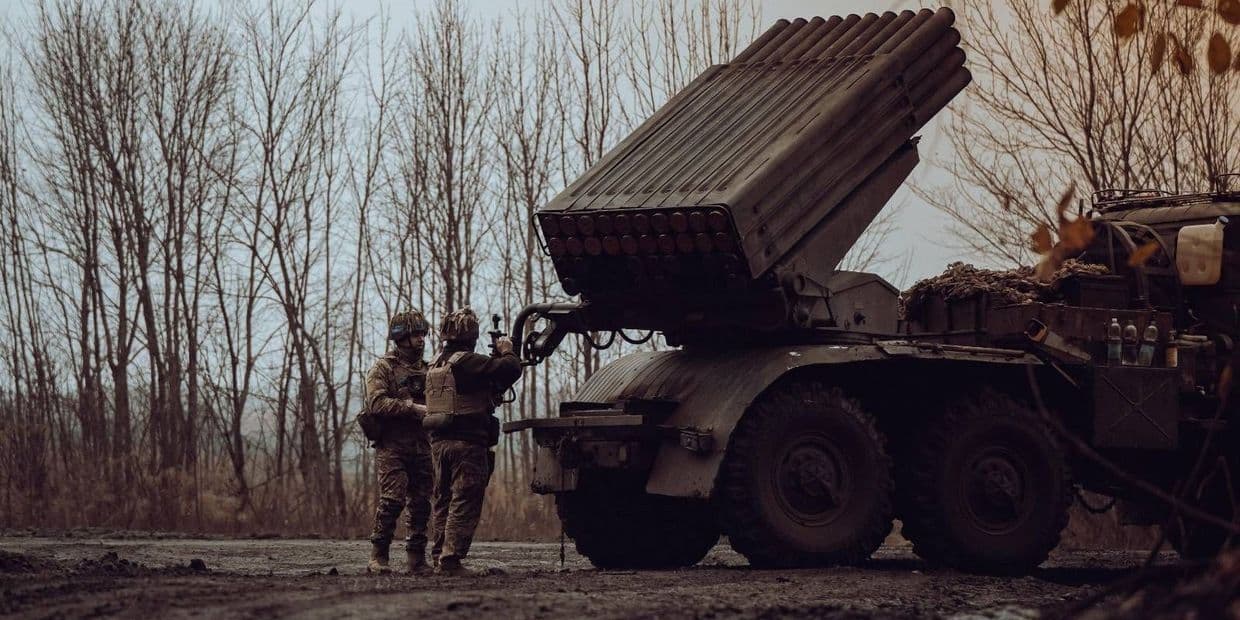 <em>Українські захисники та РСЗВ "Град". Фото: 82-та окрема десантно-штурмова Буковинська бригада</em>