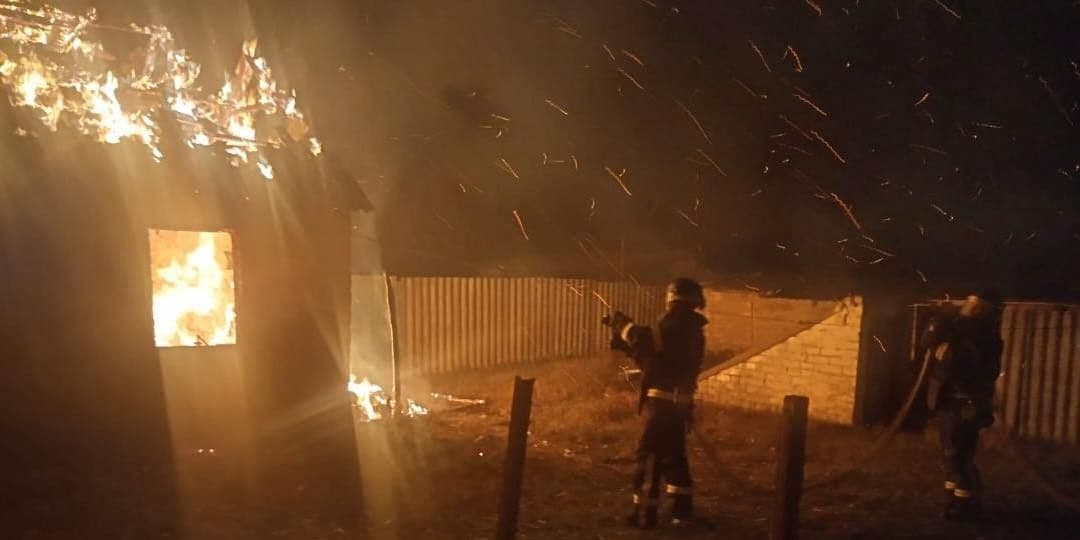 <em>Гасіння пожежі у Зеленому 5 грудня 2025 року. Фото: ДСНС Донеччини</em>