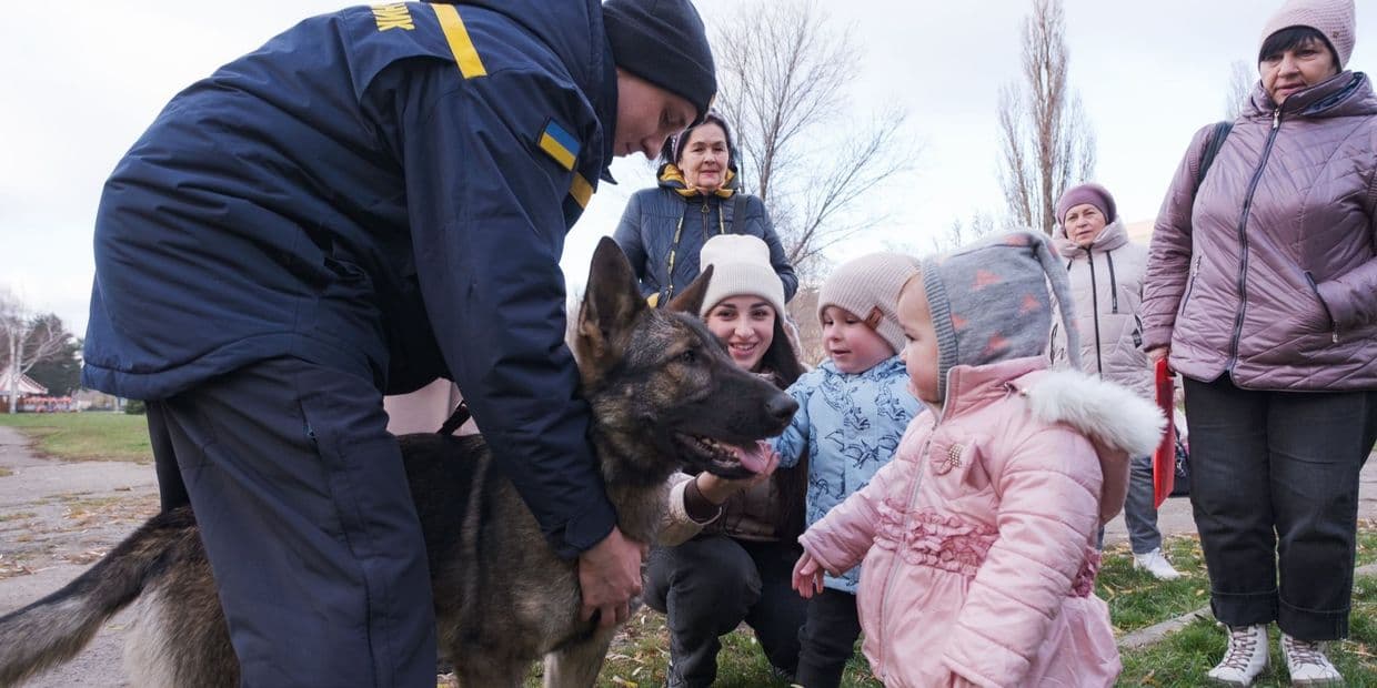 Зустріч із собаками ДСНС Донеччини сприяла емоційному розвантаженню маленьких переселенців (фото)