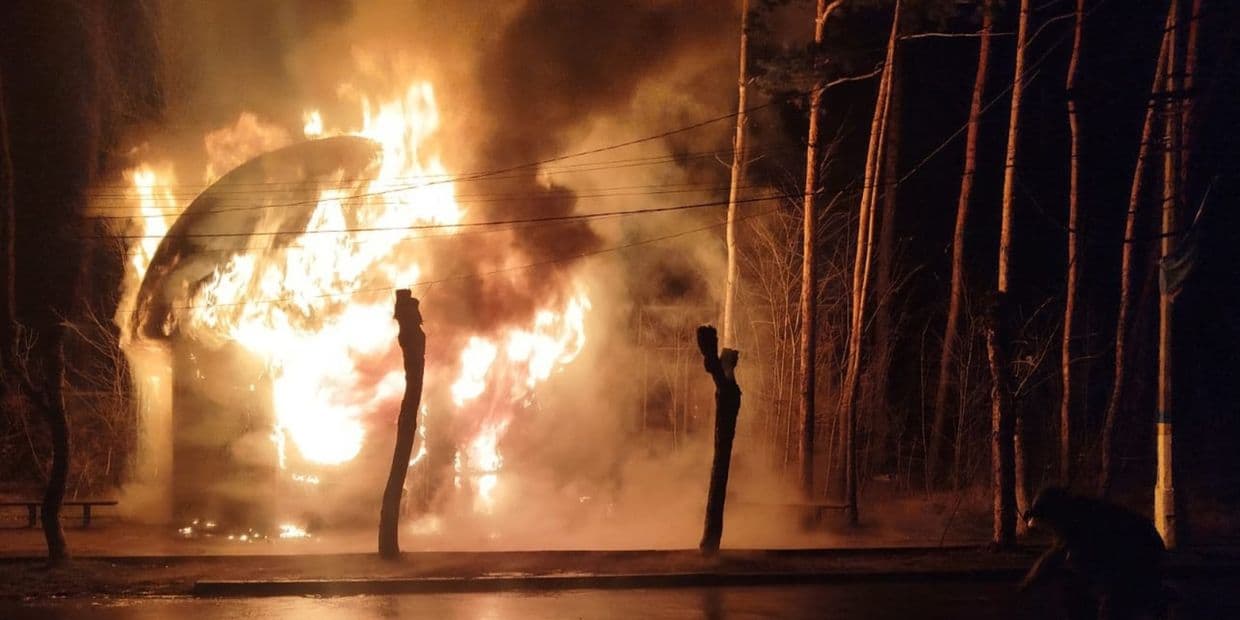 У Слов'янську та Краматорську горіли будинки, а у Святогірську гасили пожежу в крамниці (фото, відео)