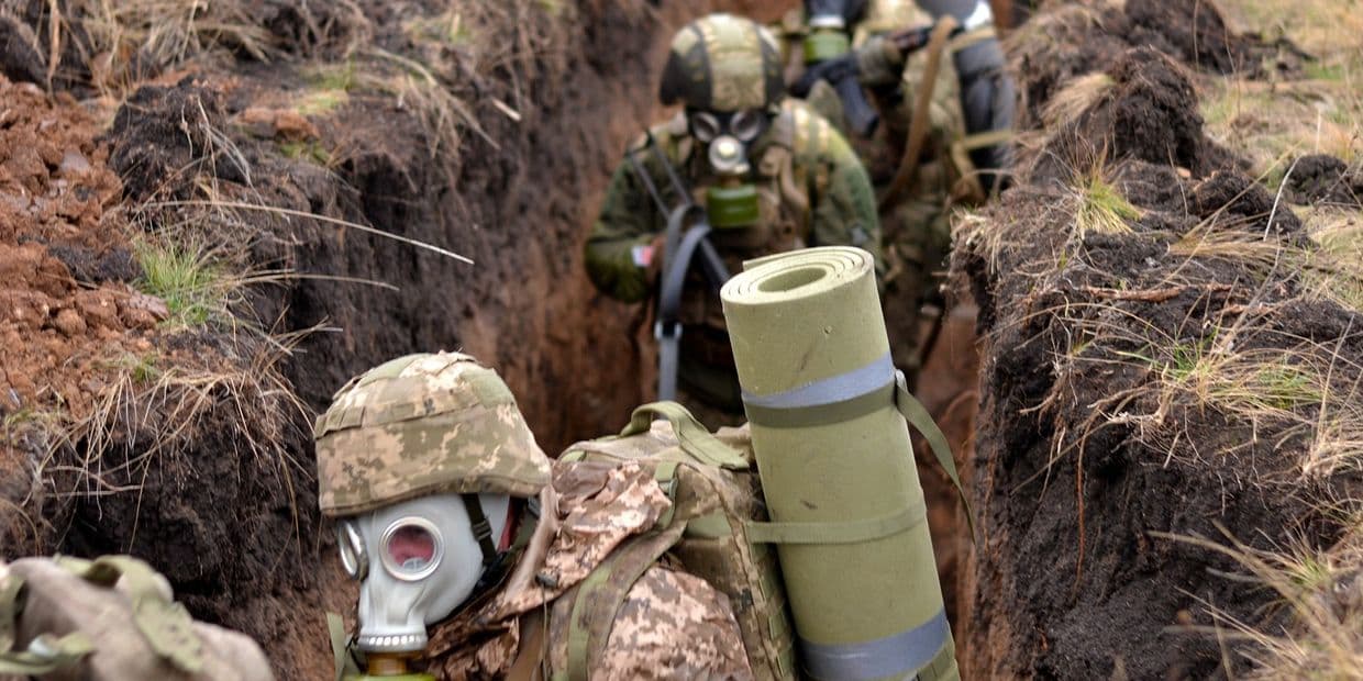 <em>Українські захисники у протигазах. Фото: 156 ОМБр</em>