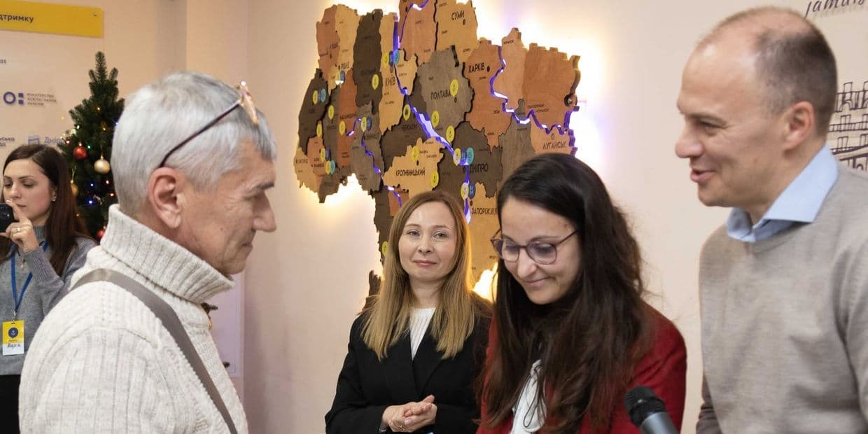 <em>Получение сертификата на социальное жилье в Днепре. Фото: Мариупольский городской совет</em>