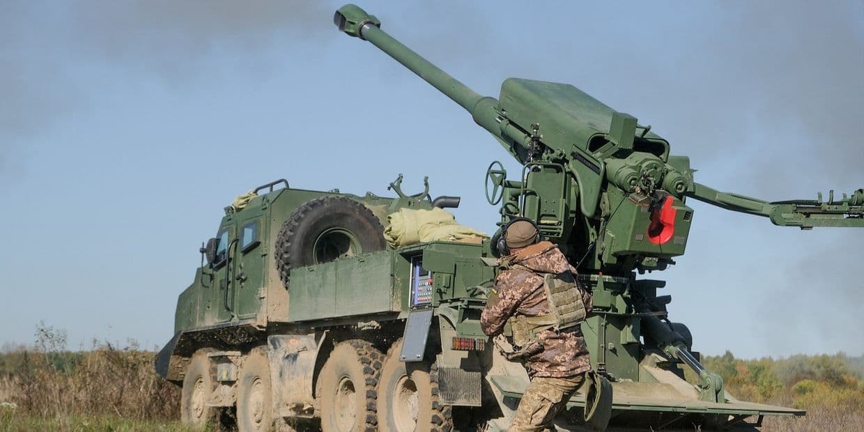 <em>Стріляє САУ. Фото: 406-та окрема артилерійська бригада ім. генерал-хорунжого Олексія Алмазова</em>