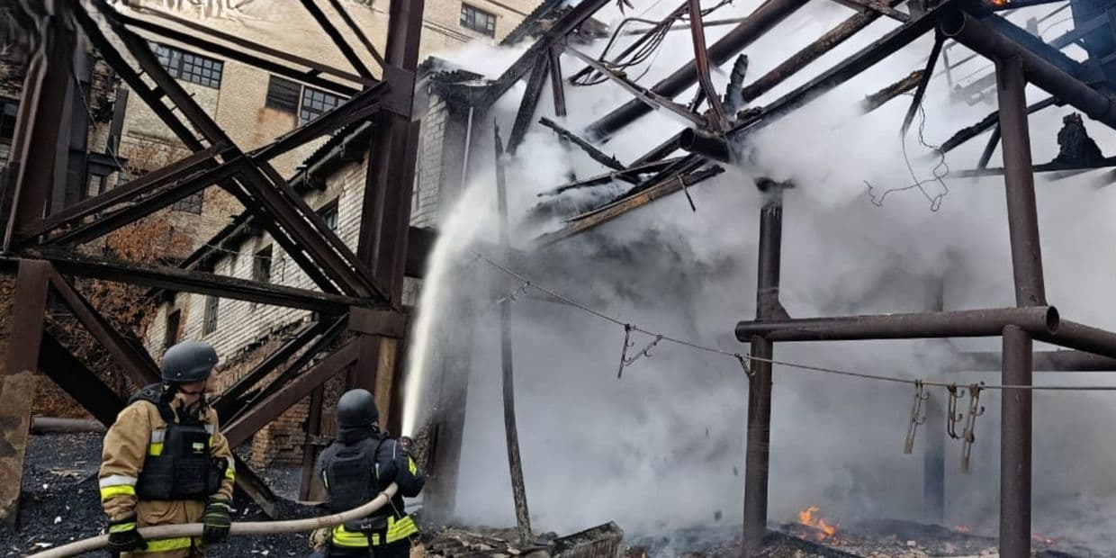 Унаслідок російських обстрілів на Донеччині горіли підприємства, автівка та житловий будинок: подробиці (фото)