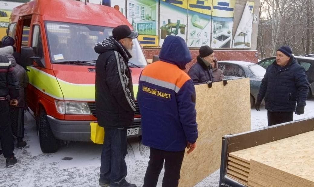<em>Жители Краматорска получают материалы для быстрого ремонта после российских обстрелов. Фото: ГВА</em>