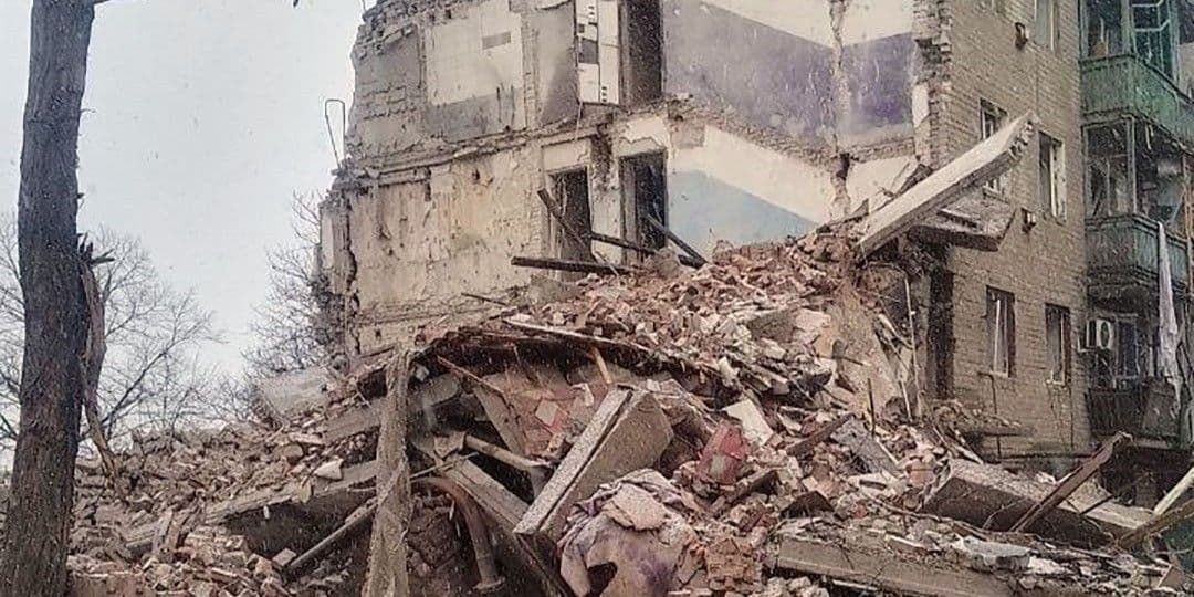 Россияне разрушили очередную 5-этажку и повредили гражданские автомобили (фото)