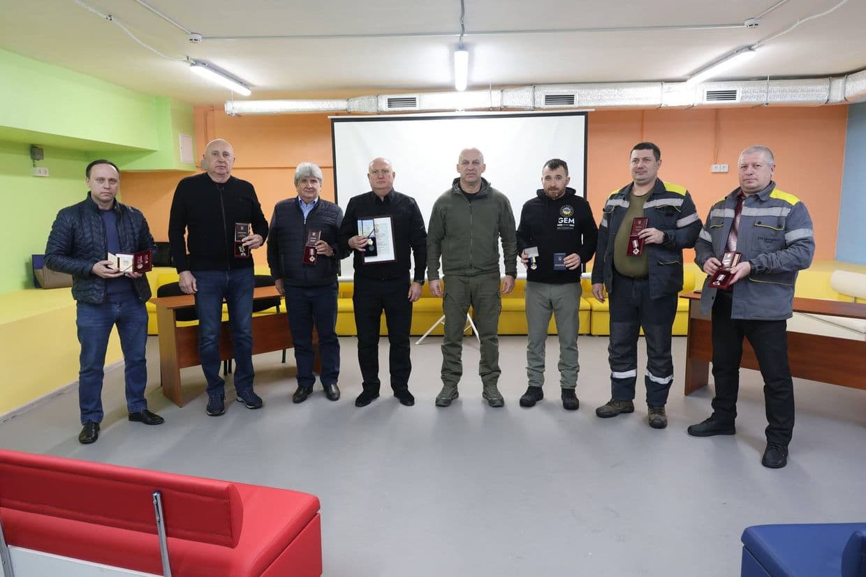 Енергетики, залізничники, волонтери та працівники військових адміністрацій Донеччини отримали нагороди та відзнаки