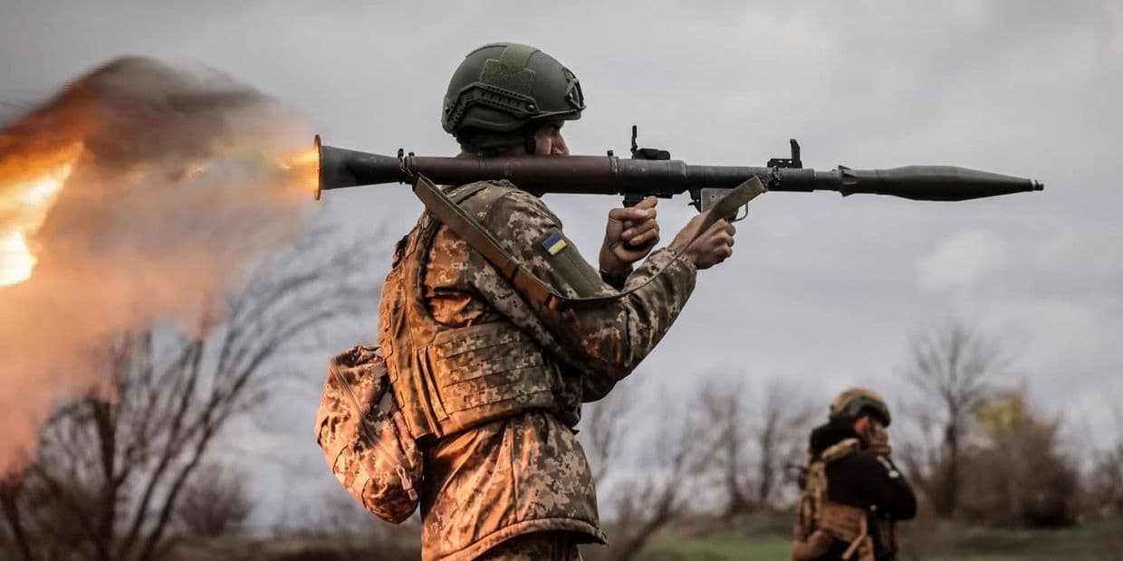 <em>Стріляє гранатометник. Фото: 24 ОМБр</em>