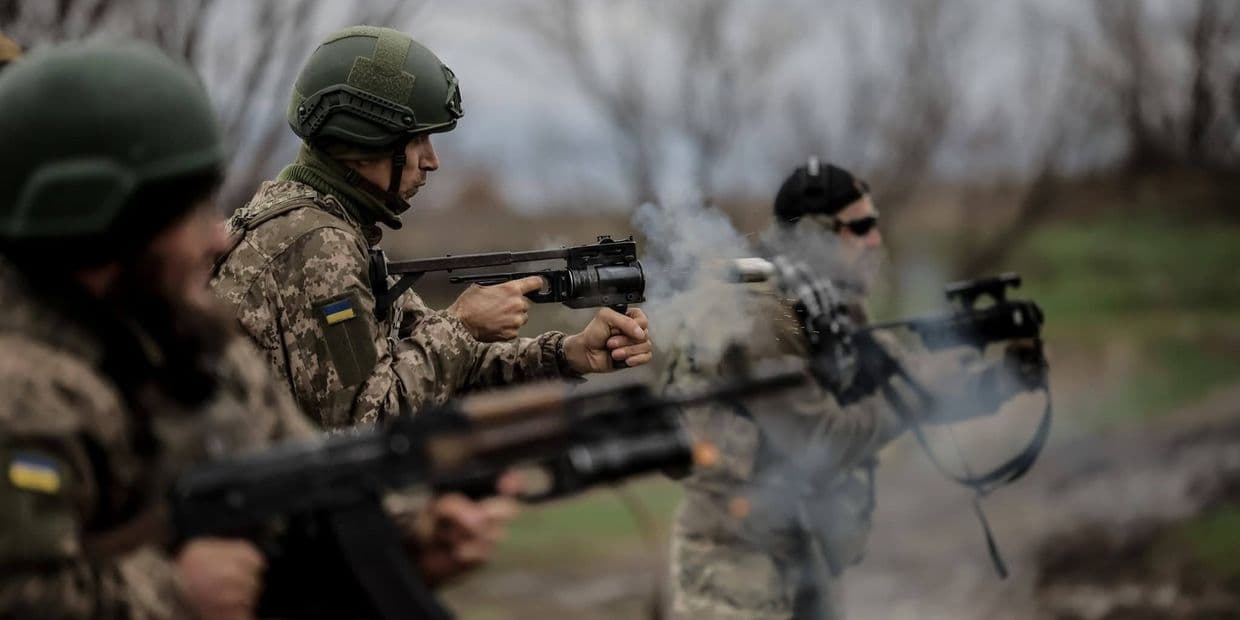 <em>Стріляють українські захисники. Фото: 24 ОМБр</em>