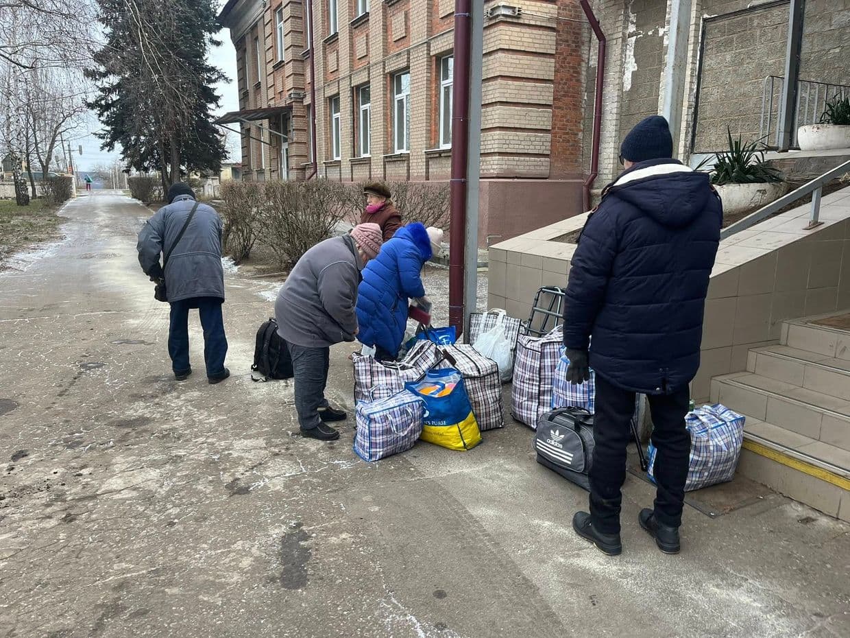 <em>Люди готуються до евакуації. Фото: місія Проліска. <a href="https://www.facebook.com/evgenij.tkacev.121180?__tn__=-UC*F">Євген Ткачев</a></em>