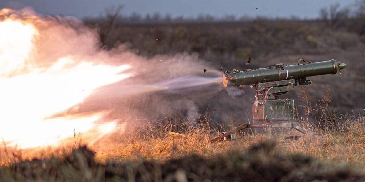 Стріляє ПТРК. Фото: 93 ОМБр