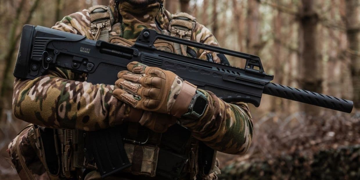 Український захисник з автоматом. Фото: 7-й батальйон 114 ОБрТрО