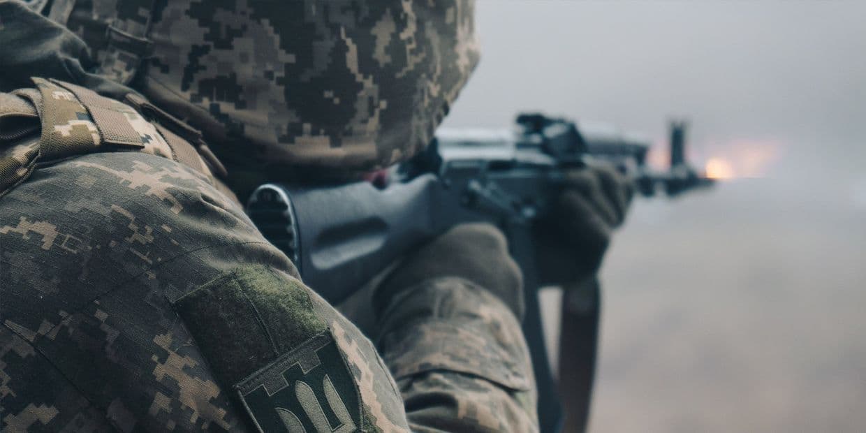 Стріляє український захисник. Фото 103-ї окремої бригади Сил ТрО ЗСУ