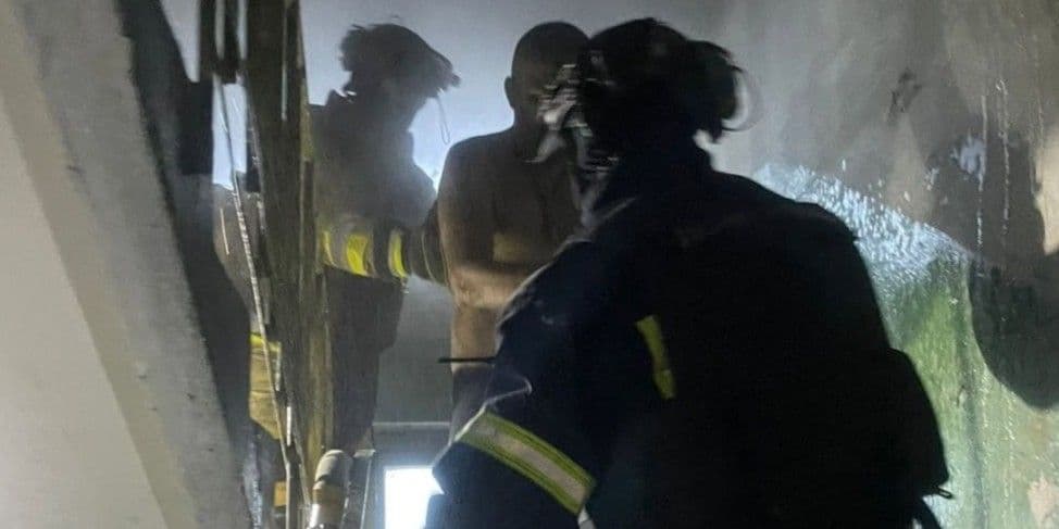 У Дружківці вогнеборці врятували чоловіка та жінку під час пожежі у 5-поверхівці (фото)
