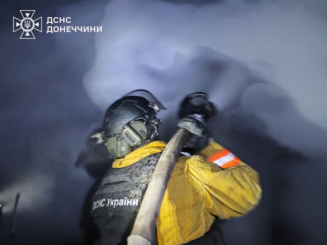 <em>Пожарный ГСЧС в Донецкой области на ликвидации огня. Фото: ГСЧС</em>