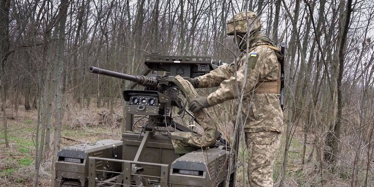 Український захисник і НРК з кулеметом. Фото: Відділення комунікацій 46-ї окремої аеромобільної Подільської бригади 8-го корпусу ДШВ ЗСУ