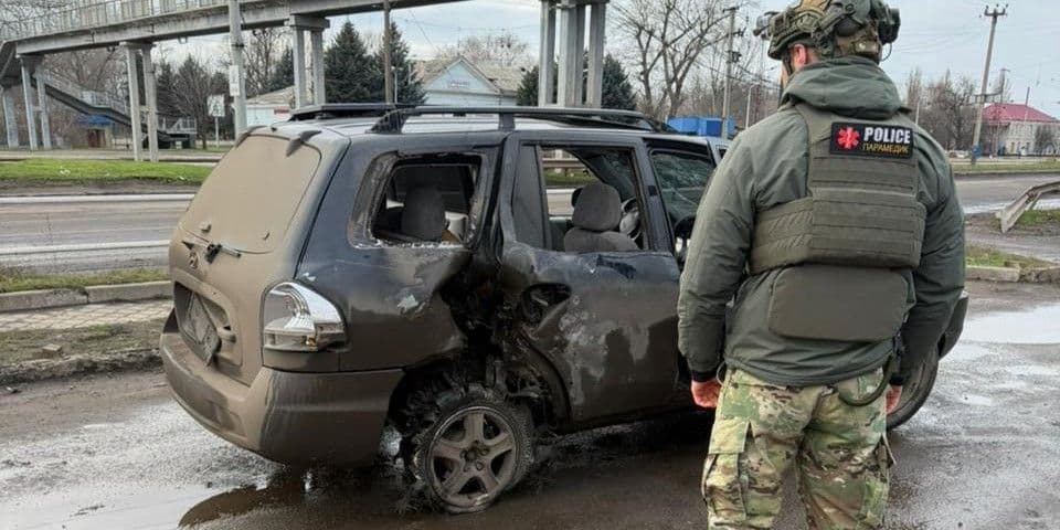 В результате попадания FPV-дронов в Константиновке ранен человек и поврежден автомобиль