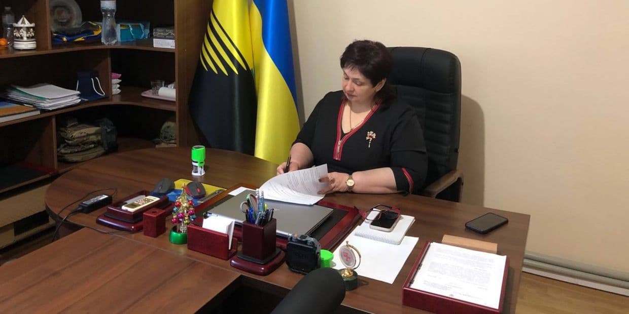 Начальник Мирненской поселковой военной администрации Надежда Сердюкова подписывает меморандум о сотрудничестве с Великолучковской сельской громадой Закарпатской области. Фото: Бок о бок. Объединенные громады