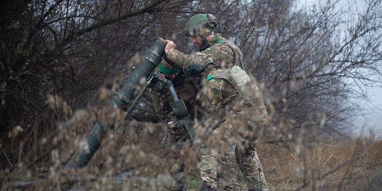 Українські захисники встановлюють 120-мм міномет. Фото: 68-та окрема єгерська бригада ім. Олекси Довбуша