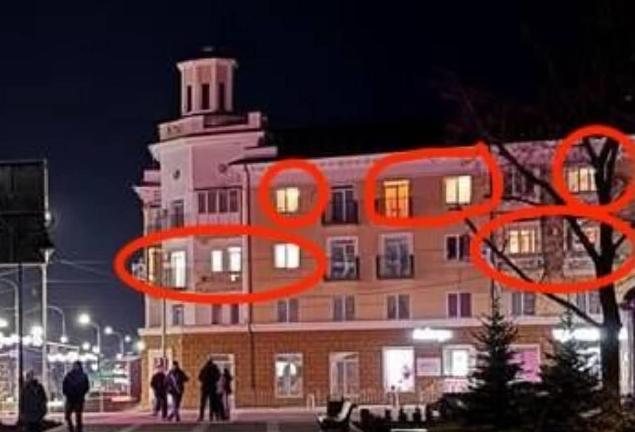 <em>Росіяни пороздавали силовикам квартири біля будівлі колишнього Драмтеатру в Маріуполі. Фото: з Телеграм Петра Андрющенко</em>