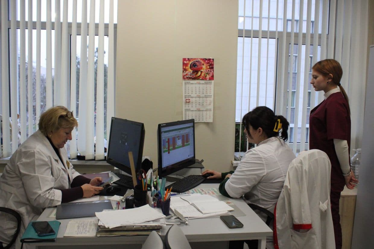 <em>В оккупированном Мариуполе отсутствуют детские врачи. Фото: Горсовета Мариуполя в Телеграм</em>