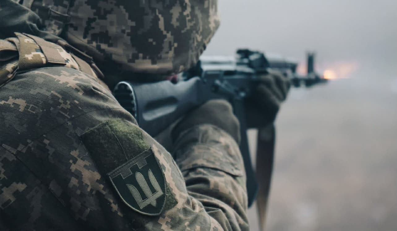 <em>Фото: 103 обрТро им. митр. А. Шептицкого, 2025. Украинский военный с оружием</em>